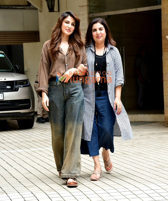 photos rhea chakraborty and farah khan snapped in khar 5