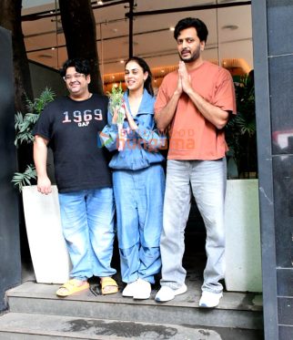 Photos: Riteish Deshmukh, Genelia Deshmukh and Milap Zaveri snapped at a cafe in Khar