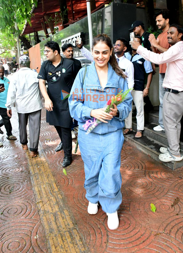 photos riteish deshmukh genelia deshmukh and milap zaveri snapped at a cafe in khar 3