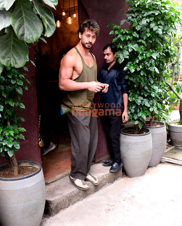 photos tiger shroff snapped outside a salon in bandra 2 3