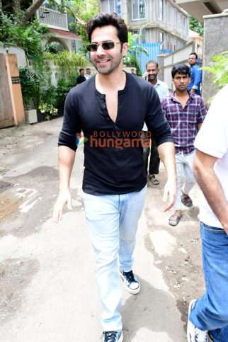 Photos: Varun Dhawan snapped in Bandra