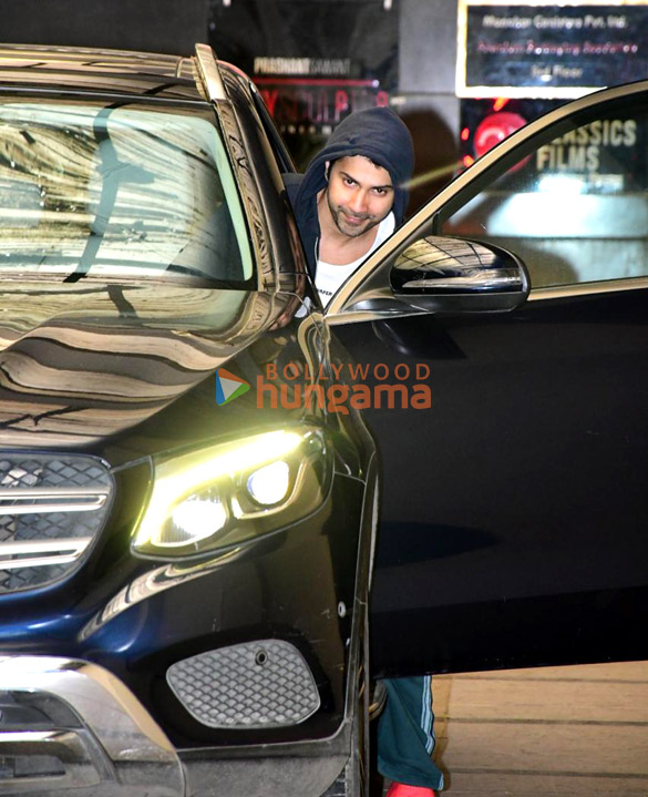 photos varun dhawan snapped outside a gym in khar 2