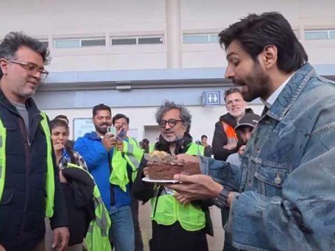 Kartik Aaryan returns to Captain India sets after National Award win, receives warm welcome from crew Kartik Aaryan returns to Captain India sets after National Award win, receives warm welcome from crew