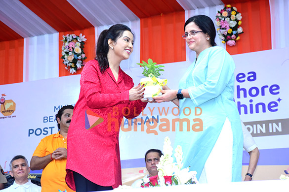 photos ajay devgn amruta fadnavis and others were snapped at grace divyaj foundations sea shore shine clean up drive 2026 4