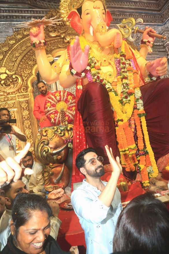 Photos: Ayushmann Khurrana, Ankita Lokhande and Vicky Jain snapped at Lalbaugcha Raja Photos: Ayushmann Khurrana, Ankita Lokhande and Vicky Jain snapped at Lalbaugcha Raja