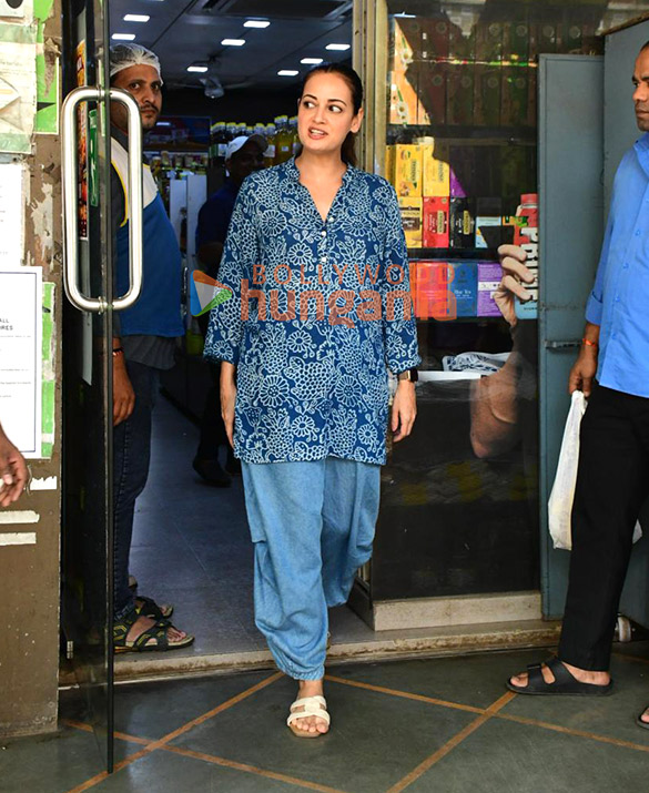 photos dia mirza snapped outside a store in khar 1 2