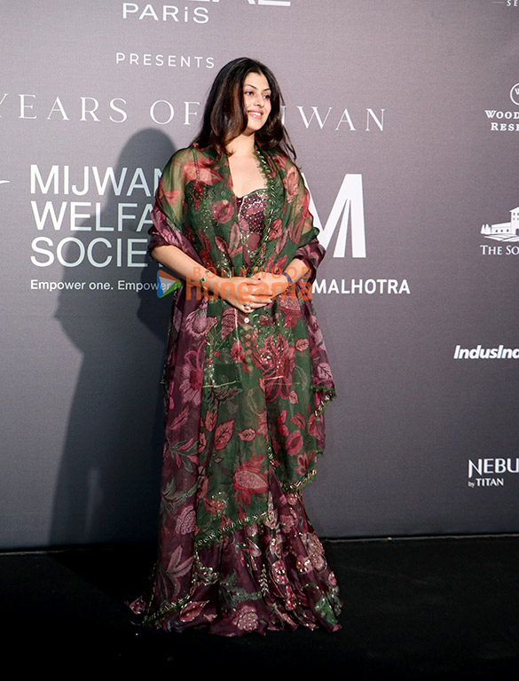 photos kajol rakul preet singh jackky bhagnani and others snapped at red carpet of mijwan fundraiser fashion show 12