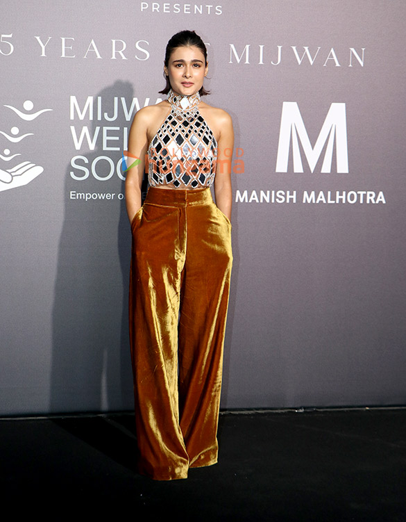 photos kajol rakul preet singh jackky bhagnani and others snapped at red carpet of mijwan fundraiser fashion show 4