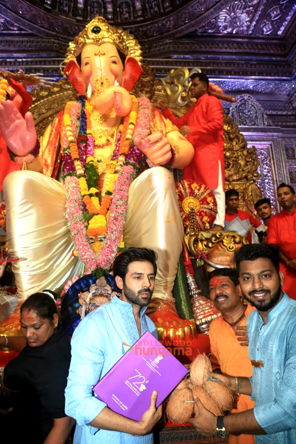 Photos: Kartik Aaryan snapped at Lalbaugcha Raja Photos: Kartik Aaryan snapped at Lalbaugcha Raja