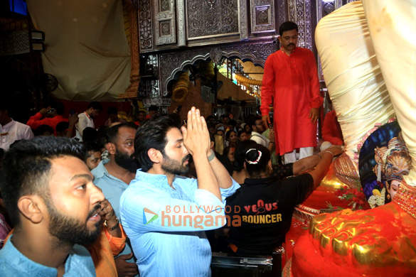 photos kartik aaryan snapped at lalbaugcha raja 3 2