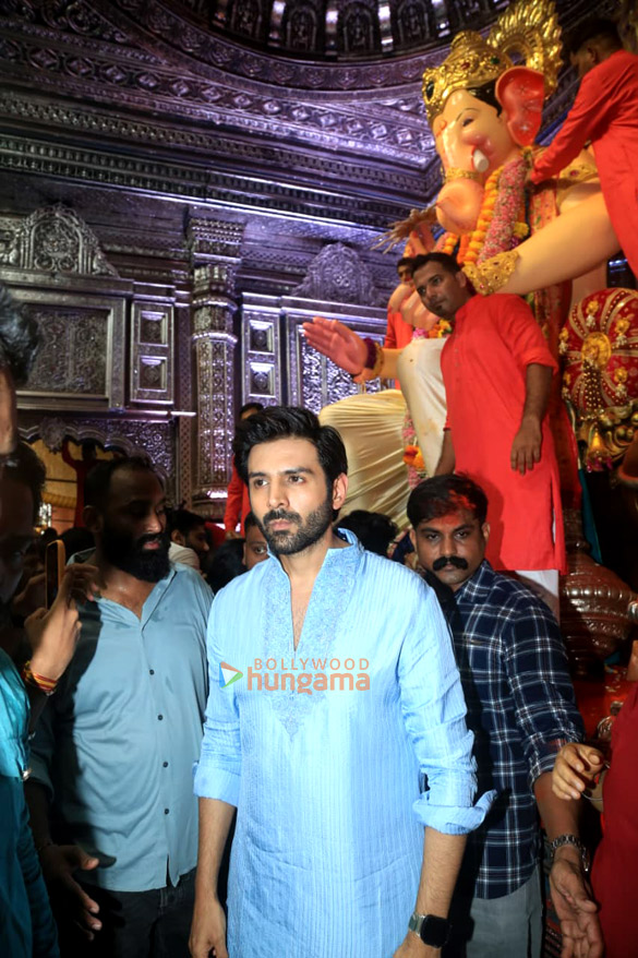 photos kartik aaryan snapped at lalbaugcha raja 5 2