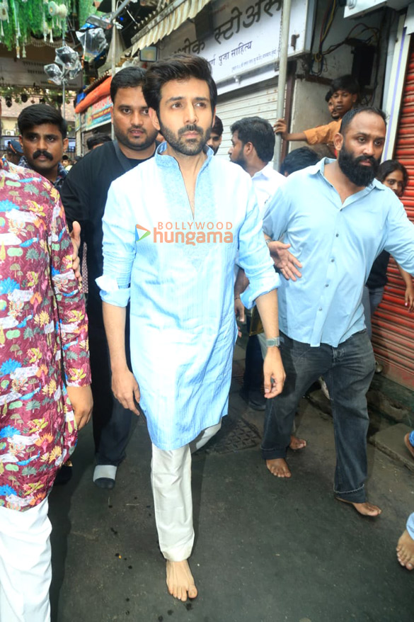 photos kartik aaryan snapped at lalbaugcha raja 6 2