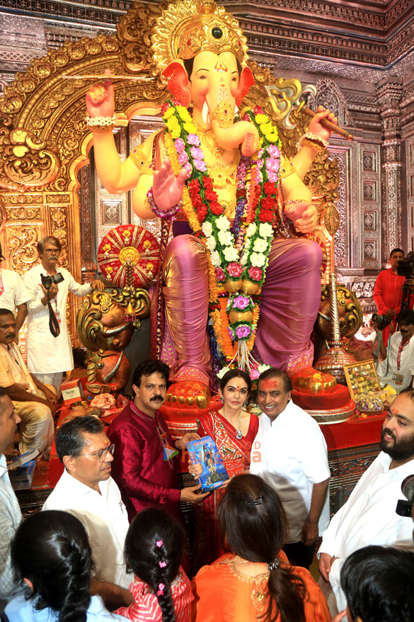 photos mukesh ambani and family visit lalbaug 1