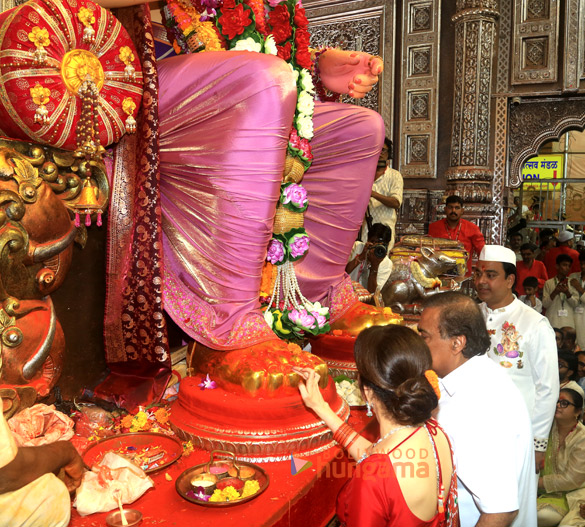 photos mukesh ambani and family visit lalbaug 3