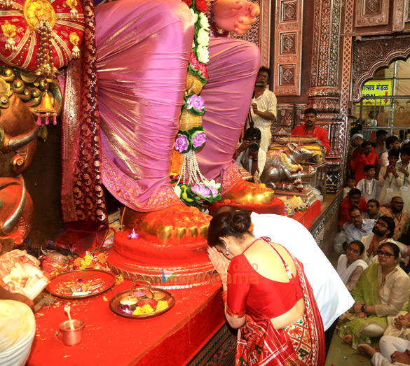 photos mukesh ambani and family visit lalbaug 4