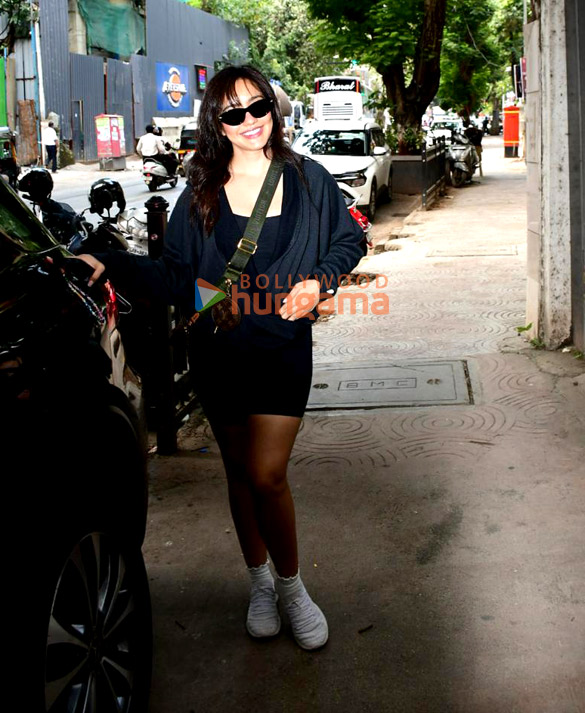 photos neha sharma snapped outside a salon in bandra 4 3
