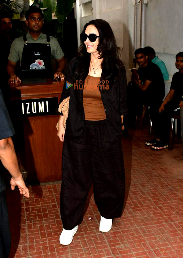 photos preity zinta with shreya iyer snapped outside a restaurant in bandra 5