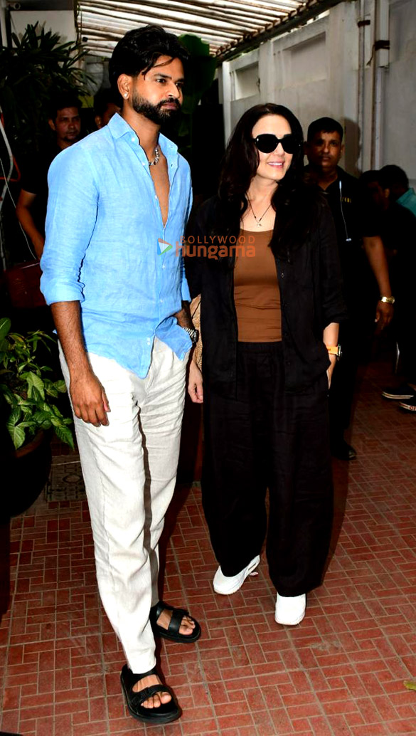 photos preity zinta with shreya iyer snapped outside a restaurant in bandra 6