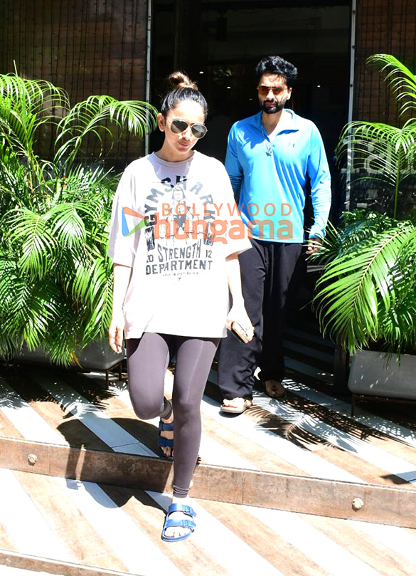 photos rakul preet singh and jackky bhagnani spotted outside a cafe in bandra 2