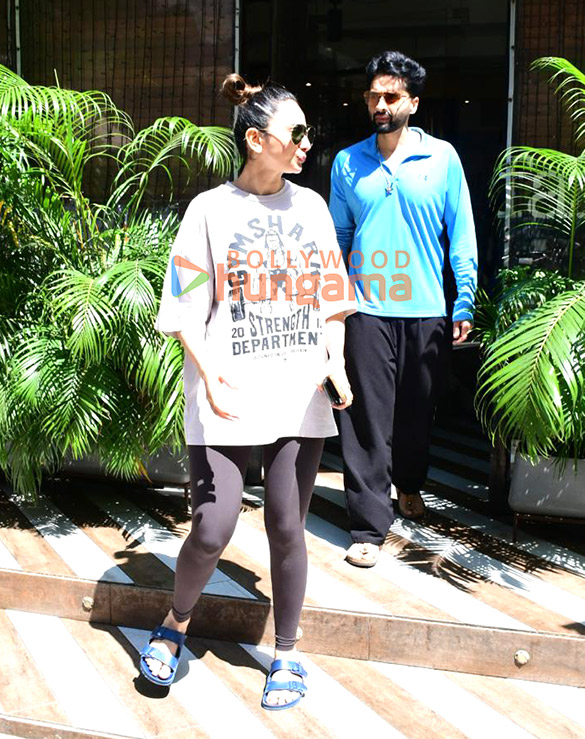 photos rakul preet singh and jackky bhagnani spotted outside a cafe in bandra 4