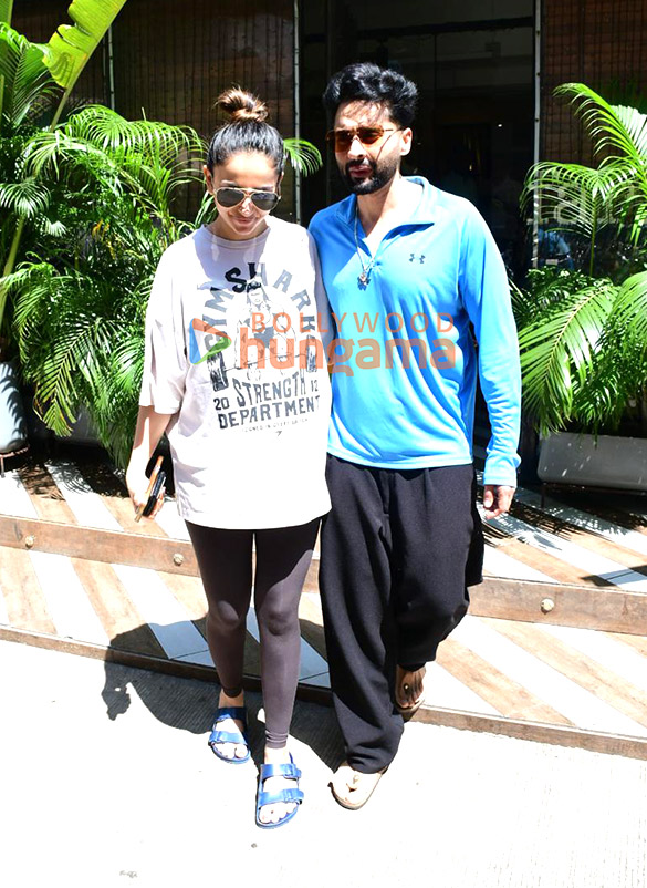 photos rakul preet singh and jackky bhagnani spotted outside a cafe in bandra 5