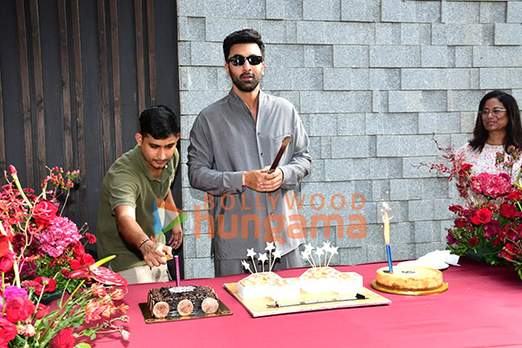 photos ranbir kapoor cuts cake with media at his residence in pali hill 1