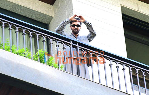 photos ranbir kapoor cuts cake with media at his residence in pali hill 6