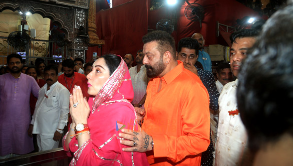 photos sanjay dutt ananya panday chunky panday and others snapped at lalbaugcha raja 12