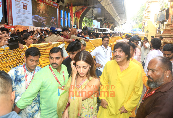 photos sanjay dutt ananya panday chunky panday and others snapped at lalbaugcha raja 3