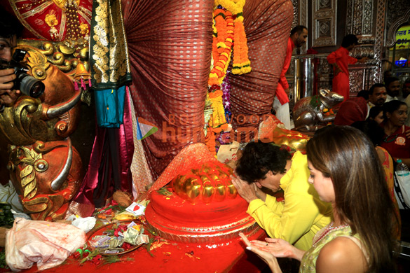 photos sanjay dutt ananya panday chunky panday and others snapped at lalbaugcha raja 7