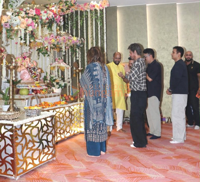 photos shah rukh khan snapped at t series office for ganapati darshan 2026 10