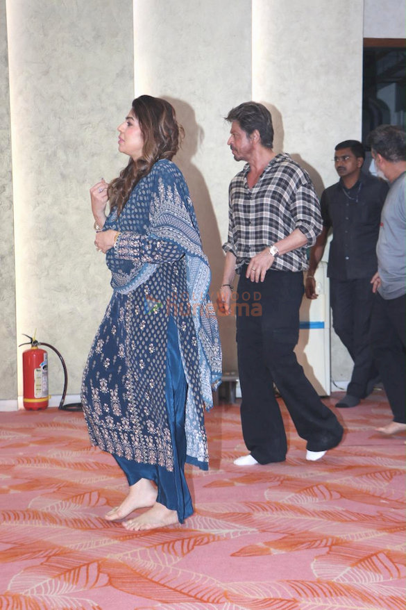 photos shah rukh khan snapped at t series office for ganapati darshan 2026 7