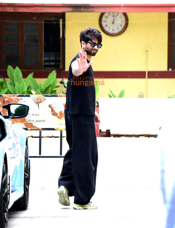 photos shahid kapoor spotted outside the gym in bandra 1