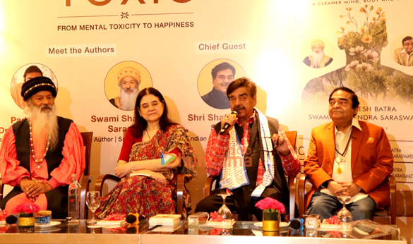 photos shatrughan sinha maneka gandhi come together to launch the book dr mukesh batras toxic stories science and remedies 5
