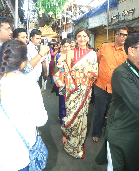 photos shilpa shetty and shamita shetty snapped at lalbaugcha raja 1