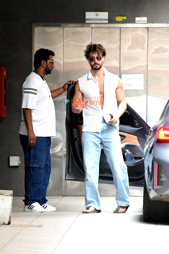 photos tiger shroff snapped outside the gym in bandra 1 3