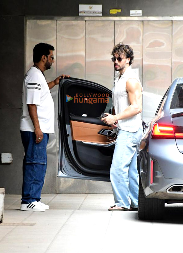 photos tiger shroff snapped outside the gym in bandra 4 3