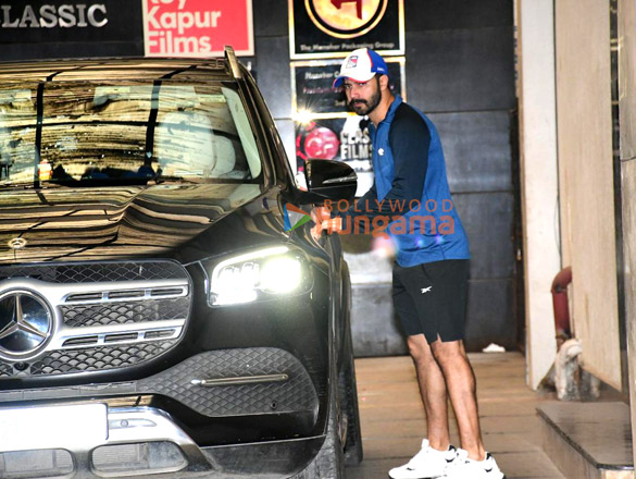 photos varun dhawan snapped outside a gym in khar 2 2
