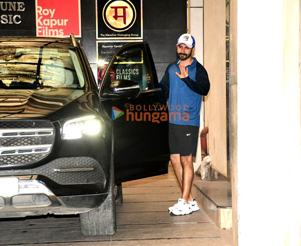 photos varun dhawan snapped outside a gym in khar 4 7
