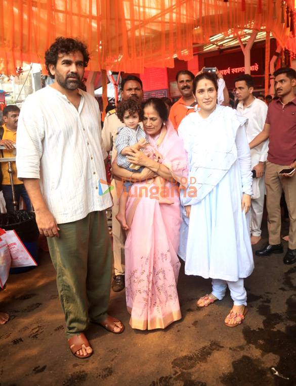 Photos: Zaheer Khan and Sagarika Ghatge snapped at Siddhivinayak Temple in Mumbai Photos: Zaheer Khan and Sagarika Ghatge snapped at Siddhivinayak Temple in Mumbai