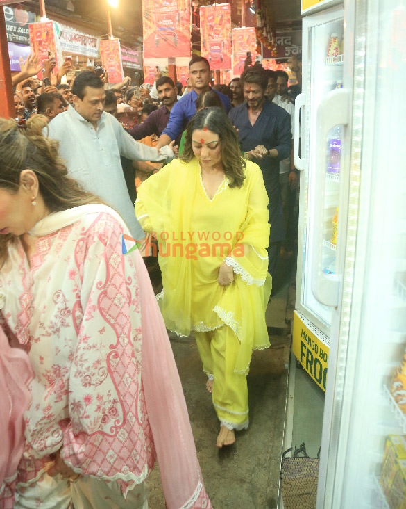 shah rukh khan and family parineeti chopra and anant ambani snapped at lalbaugcha raja 5