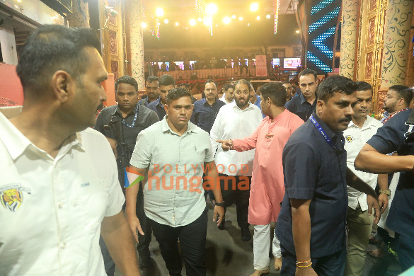 shah rukh khan and family parineeti chopra and anant ambani snapped at lalbaugcha raja 6