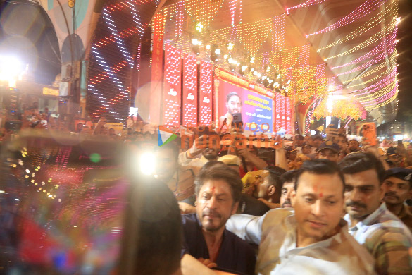 shah rukh khan and family parineeti chopra and anant ambani snapped at lalbaugcha raja 8