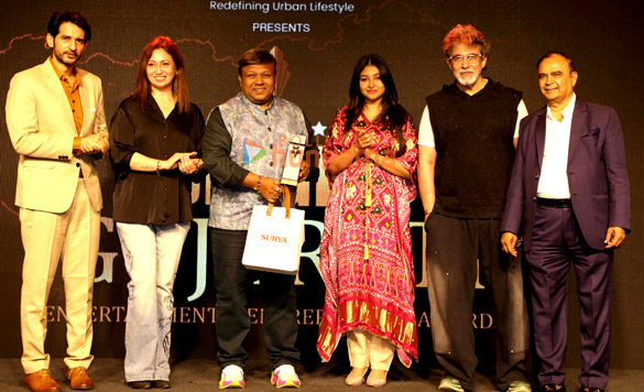 Photos: Deepak Tijori, Hiten Tejwani and Bhumi Trivedi snapped honouring Dr. Khoja at Gujarati Bright Award Photos: Deepak Tijori, Hiten Tejwani and Bhumi Trivedi snapped honouring Dr. Khoja at Gujarati Bright Award