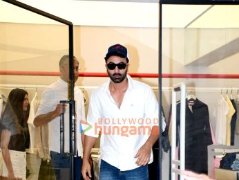 Photos: Ranbir Kapoor snapped outside a store in Bandra Photos: Ranbir Kapoor snapped outside a store in Bandra
