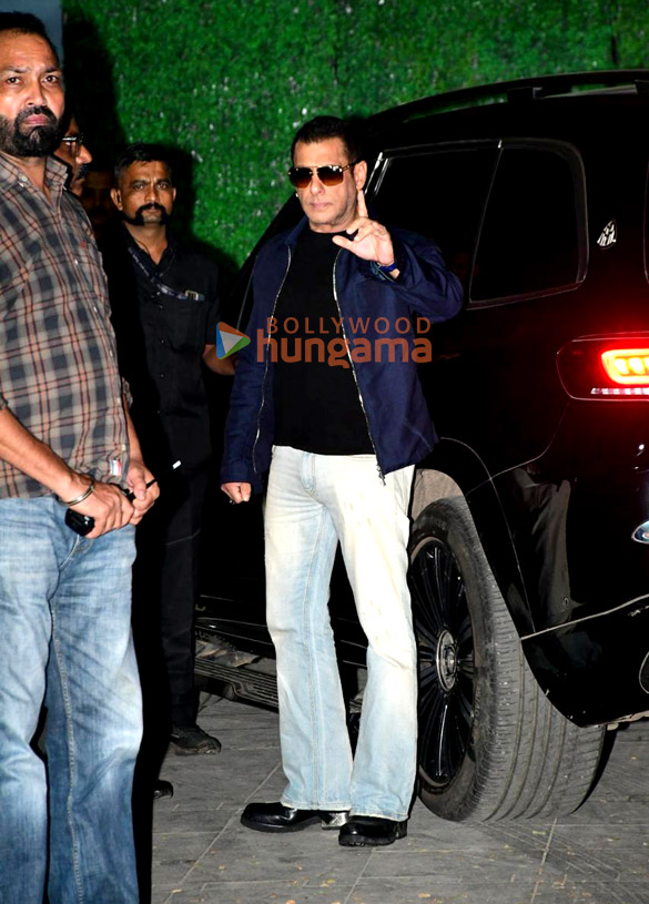 photos salman khan and iulia vantur snapped at kalina airport 3