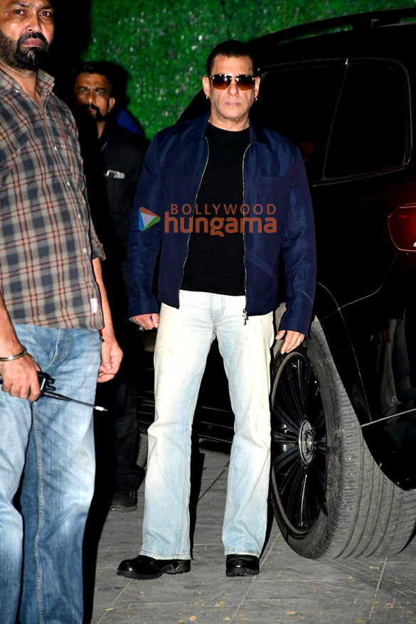 photos salman khan and iulia vantur snapped at kalina airport 9