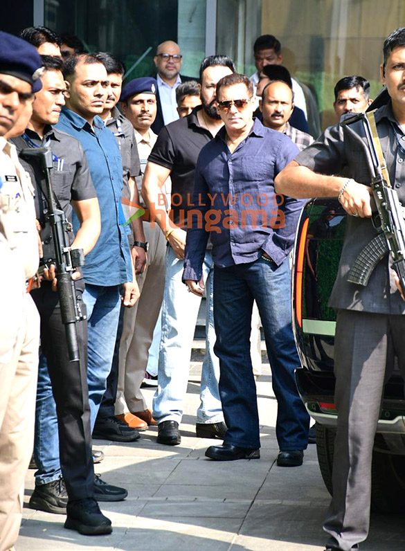 photos salman khan spotted at kalini airport 4