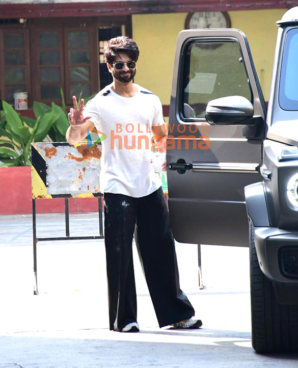 Photos: Shahid Kapoor snapped outside a gym in Bandra