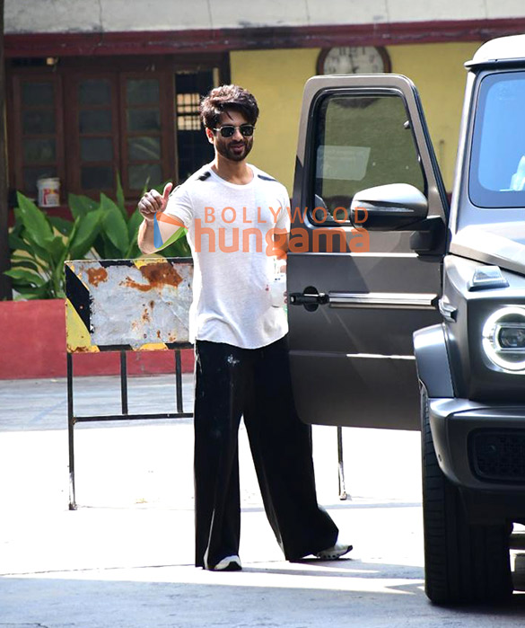 photos shahid kapoor snapped outside a gym in bandra 3 2
